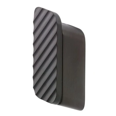 Afbeelding van Geesa shift handdoekhaak medium met diagonaal strepenpatroon geborsteld zwart metaal 919967 09 94