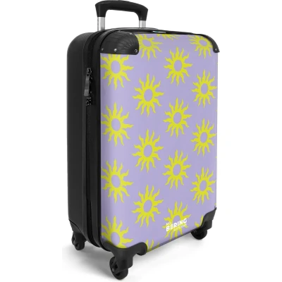 Afbeelding van NoBoringSuitcases.com® Handbagage koffer lichtgewicht Reiskoffer trolley Paars met gele zonnen Rolkoffer wieltjes Past binnen 55x40x20 en 55x35x25