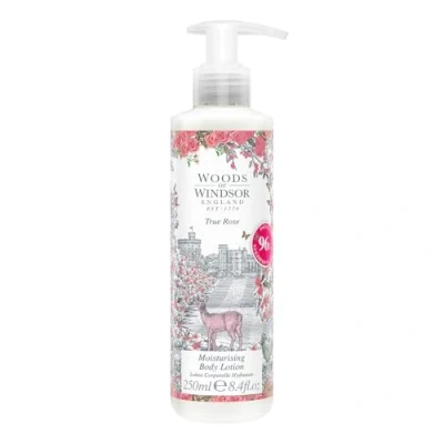 Afbeelding van Woods of Windsor bodylotion, bloemige lichaamscrème voor vrouwen met viooltjesblad en rozen Otto. Deze snel absorberende crème verzacht hydrateert de huid, echte rozengeur, 250 ml.