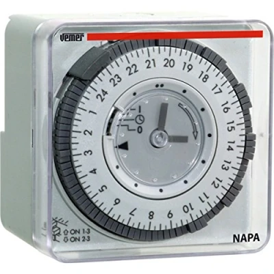 Afbeelding van VEMER VE049300 Elektromechanische timer met steektabs dagprogrammering, schakelbord, wand of DIN railmontage, lichtgrijs