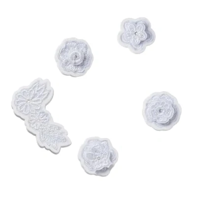 Afbeelding van NU 20% KORTING: Crocs Schoenbutton Jibbitz &quot;White Elegant Floral , schoencharms met geborduurd vintage ontwerp (set, 5 delig, Geen speelgoed. Niet geschikt voor kinderen jonger dan 3 jaar)