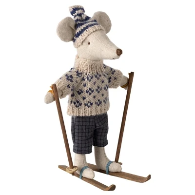 Afbeelding van Maileg knuffelmuis vader op ski&#039;s blauw 15 cm