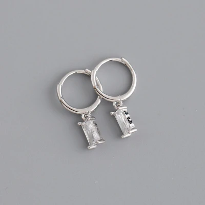 Afbeelding van Oorring hanger witte bedel zilver