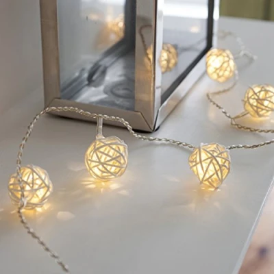 Afbeelding van Lights4fun 16 LED rotan lichtketting warm wit batterij