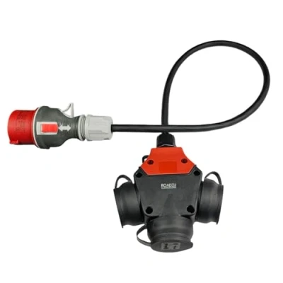 Afbeelding van RoadEu CEE stroomadapter stekker 16A naar 3x 220V Schuko stopcontacten. Rubber verlengsnoer 5x 2,5mm 0,5 meter. Adapter 380V 0,5m.
