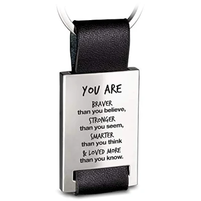 Afbeelding van FABACH Leren sleutelhanger met gravure gegraveerde auto geluksbrenger hanger motivatie voor je favoriete persoon you are braver, sterker, slimmer &amp; loved more than know, zwart, Eén maat