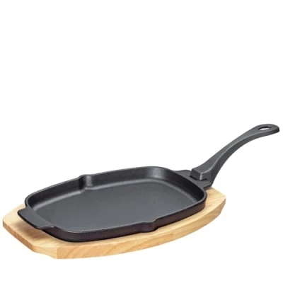 Afbeelding van Kuchenprofi 0305151026 gietijzeren serveerpan op houten plank, ovaal, 30 x 19 2,5 cm, met afneembaar handvat en schenktuit, grillpan voor groenten, vis vlees elke grill