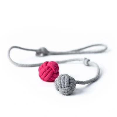 Afbeelding van LucyBalu® KNOT BALLS gooispeelgoed voor katten kattenballen als natuurlijk interactief kattenspeelgoed kattenbal om te gooien katoenen speelballen set van 2 roze/grijs