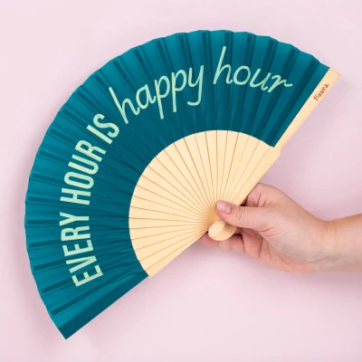 Afbeelding van Fisura Originele waaier met de tekst “happy hour. Handgemaakte ventilator van hout in frisse groene tinten. Ophangsysteem inbegrepen. Formaat: 42,5 x 23 cm.