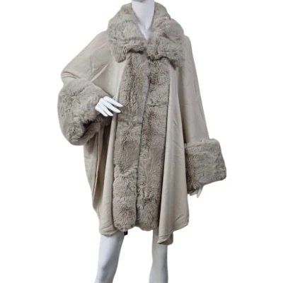 Afbeelding van Dames warme Poncho fijn gebreid met Imitatiebont Onesize beige