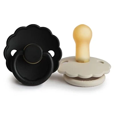 Afbeelding van FRIGG Daisy Latex Fopspeen 2 Pack Natuurrubberen BPA vrij Gemaakt in Denemarken Symmetrische Kersvormige Tepel (Cream/Jet Black, Maat (6 18 Maanden))