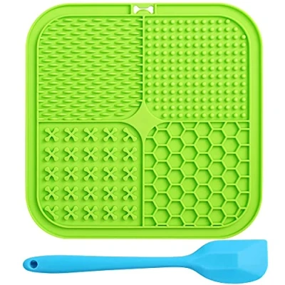 Afbeelding van PKQTOP Lekmat voor honden, hondenlikpad, BPA vrij, lick pad, mat, slow feeder met 1 siliconen spatel, hondenlekmat het baden, trainen, vachtverzorging en klauwverzorging (20 x 20 cm, groen)
