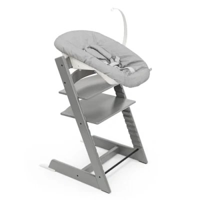 Afbeelding van Stokke Tripp Trapp stoel, grijs (Storm Grey) met Newborn Set (grijs) voor pasgeborenen tot 9 kg gezellig, veilig en eenvoudig te gebruiken