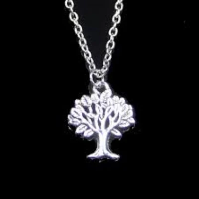 Afbeelding van Ketting met hanger Levensboom zilverkleur.