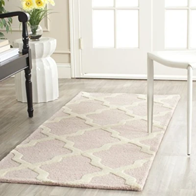 Afbeelding van SAFAVIEH Geometrisch tapijt voor woonkamer, eetkamer, slaapkamer Cambridge Collection, korte pool, lichtroze en ivoor, 76 x 244 cm