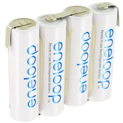 Afbeelding van eneloop 4,8 volt batterijpakket naast F1x4 met maximaal 2000 mAh
