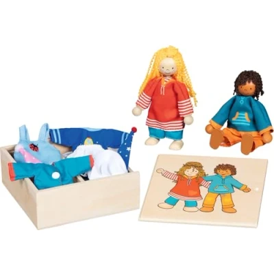 Afbeelding van goki 51482 kledingkist Fynja &amp; Fabio van hout en textiel, duurzame houten figuren bijpassende kleding, robuuste beweegbare poppen voor kinderen, incl. box, set 20, vanaf 3