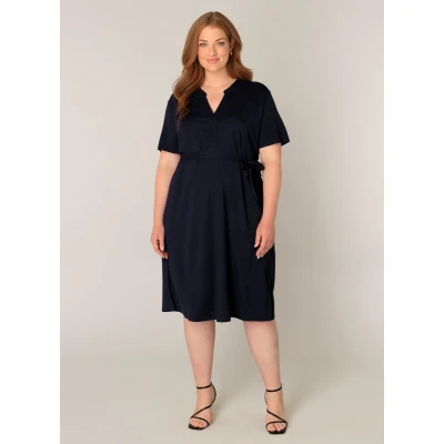 Afbeelding van Base Level Curvy A lijn jurk Yenna met ceintuur donkerblauw
