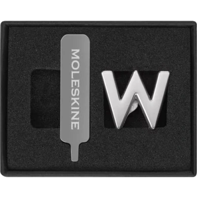Afbeelding van Moleskine Reversspeld voor notitieboek of agenda letters, letter reversspeld, personaliseer de sluiting met een elastiek, gepersonaliseerde cadeau ideeën, zilverkleur