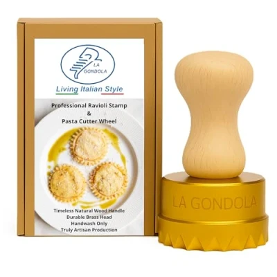 Afbeelding van La Gondola Zelfgemaakte ravioli stempel rond versierd 65 mm Italiaans gereedschap voor het maken van pasta thuis en bedrijf messing natuurlijk hout Stevige gebruiksvriendelijke