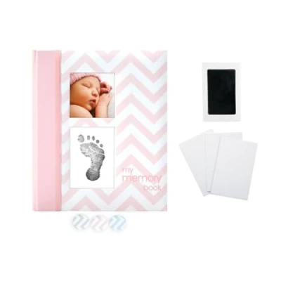 Afbeelding van Pearhead Chevron Baby Memory Book First 5 Years met Clean Touch Safe Ink Pad voor Handprint of Footprint, Girl Keepsake Book, Imprint Kit Inbegrepen, Roze, UK Engelse