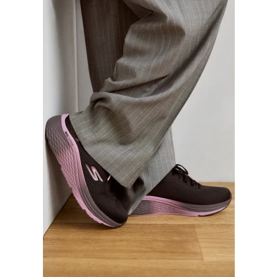 Afbeelding van Skechers Dames Max Cushioning Elite 2.0 Solace Sneaker, Zwart, 39.5 EU