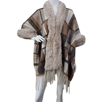 Afbeelding van Dames warme Poncho geblokt met Imitatiebont Onesize Beige