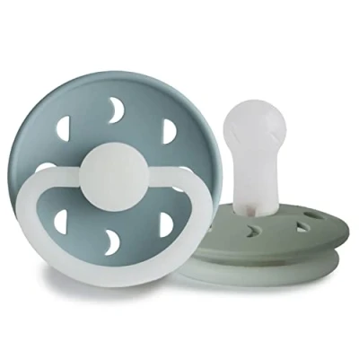 Afbeelding van FRIGG Maanfase, siliconen fopspeen met nachtverlichting, 2 stuks, symmetrische speen in kersenvorm, BPA vrij, gemaakt Denemarken, Stone Blue Night/Sage Night, maat (6 18 maanden)