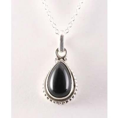 Afbeelding van Bewerkte druppelvormige zilveren hanger met onyx aan ketting