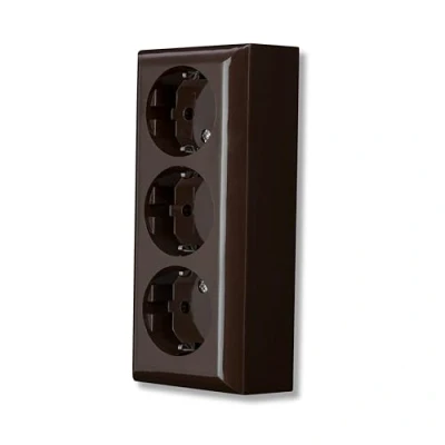 Afbeelding van REV PlanoLuxe opbouwstopcontact complete set: stopcontact opbouw met frame &amp; inzetstuk, 3 voudig, bruin