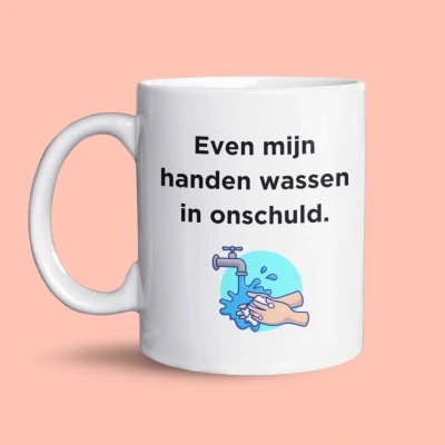 Afbeelding van NietMokken.nl Grappige mok met tekst Even mijn handen wassen in onschuld Beker aan beide zijden bedrukt Vaatwasser en magnetronbestendig Perfect cadeau voor vrienden collega&#039;s Keramische tas 325ml