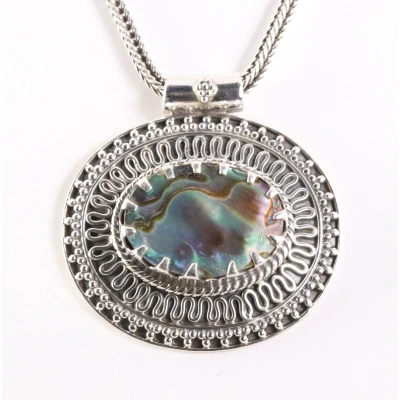 Afbeelding van Traditionele bewerkte zilveren hanger met abalone schelp aan vossenstaart ketting