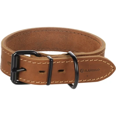 Afbeelding van Flamingo Halsketting Montana leer breed cognac M 35 45 cm x mm met klinknagels en gesp heeft een zwarte glanzende afwerking