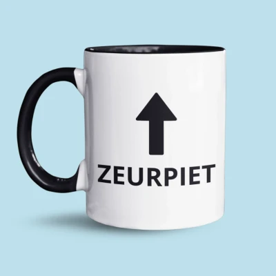 Afbeelding van Zeurpiet mok Grappige koffiemok (voor Sinterklaas) Originele keramische beker met pijl en Humoristisch design Perfect Cadeau voor koffie, thee of chocolademelk Vaatwasser magnetronbestendig
