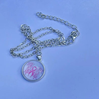 Afbeelding van GoedeDoelen.Shop Ketting Pink Ribbon Hanger Sieraad Wings of Hope Statement Wellness House