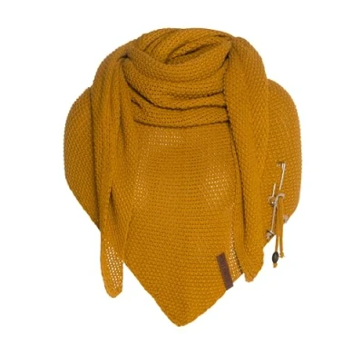 Afbeelding van Knit Factory Coco Gebreide Omslagdoek Driehoek sjaal Dames Wintersjaal Stola Wollen Gele Oker 190x85 cm Inclusief sierspeld