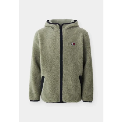 Afbeelding van TOMMY JEANS Pluchen jack TJM REG BADGE TEDDY ZIP TRU EXT met logopatch, licht afgezakte schouders