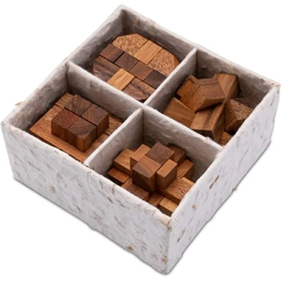 Afbeelding van LOGOPLAY Set van 4 puzzelspelletjes 3D spelcollectie denkspel knobelspel geduldspellen logicaspellen in een decoratieve geschenkdoos.