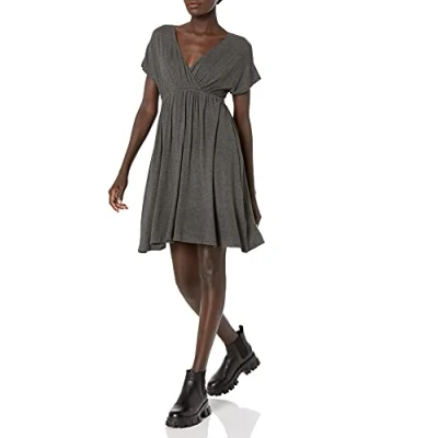 Afbeelding van Amazon Essentials Women&#039;s Jurk in surplice model (verkrijgbaar grote maten), Houtskoolzwart, L