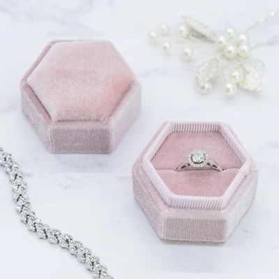 Afbeelding van TRIXES Roze fluwelen ringdoos, juwelendoos, voor verlovingsring, huwelijksgeschenkdoos, vitrinekast met gevoerde binnenkant