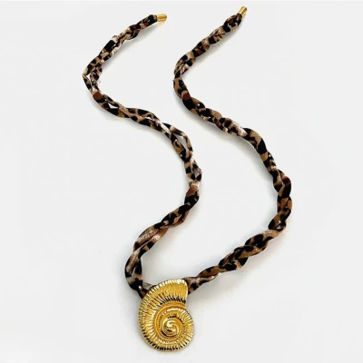 Afbeelding van Casa Jadel Ketting panterstof met gouden statement gedraaide schelp