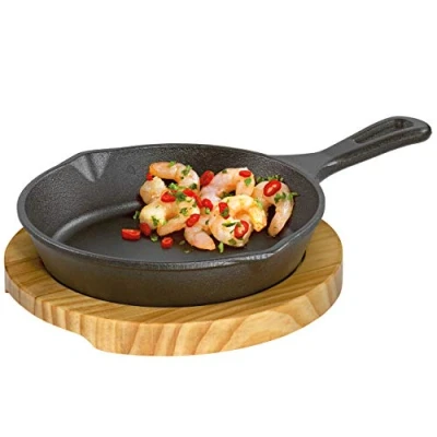 Afbeelding van Küchenprofi Gietijzeren serveerpan met houten onderzetter, rond, geschikt voor de oven en alle warmtebronnen, warmte isolerend, mini ovenschaal, kleine grillpan, gietijzer, koken serveren