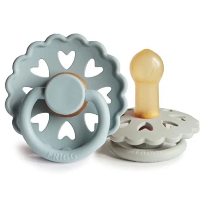 Afbeelding van FRIGG Fairytale Latex Fopspeen 2 Pack Natuurrubberen BPA vrij Gemaakt in Denemarken Symmetrische Kersvormige Tepel (Stone Blue/Willow Gray, Maat (6 18 Maanden))