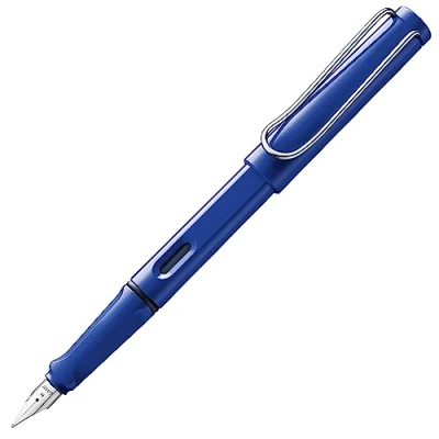 Afbeelding van LAMY safari blue Vulpen met ergonomische greep &amp; gepolijst stalen penpunt in maat M ideaal voor schrijven en kalligrafie inclusief T 10 blauw patroon Rechtshandig