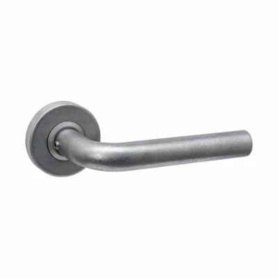 Afbeelding van Intersteel deurkruk Luzern met rozet massief verdekt ø53x10mm nokken PVD RVS getrommeld