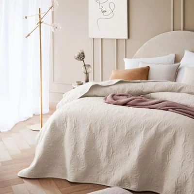 Afbeelding van ROOM99 Leila Elegante sprei in crème, 200 x 220 cm, veelzijdige woondeken als bedsprei of banksprei, voor bed en bank, quilt, stijl, ideaal