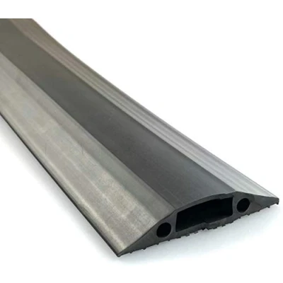Afbeelding van On1shelf® Middellange vloerbedekkingsbeschermer Bescherm een struikelgevaar Kabelholte 16 mm (B) x 8 (H) Zwart (4M)