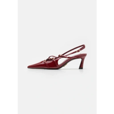 Afbeelding van Steve Madden dames Liana slingback met gespdetail en lakfinish in de kleur Donkerrood, maat: 39