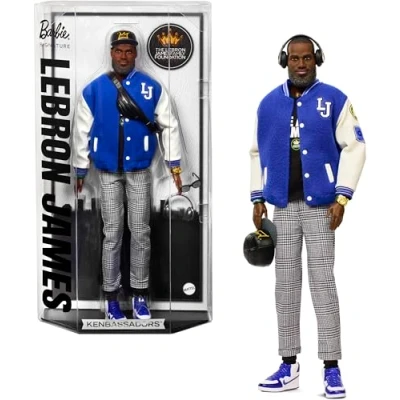 Afbeelding van ​Barbie Signature LeBron James Kenbassadors Pop, verzamelpop in outfit met collegejack en accessoires, waaronder koptelefoon, zonnebril meer, HRM33