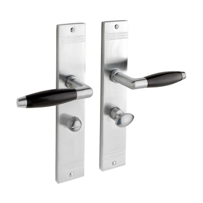 Afbeelding van Klassieke geveerde deurklink mat nikkel op schild met wc slot 63/8 mm
